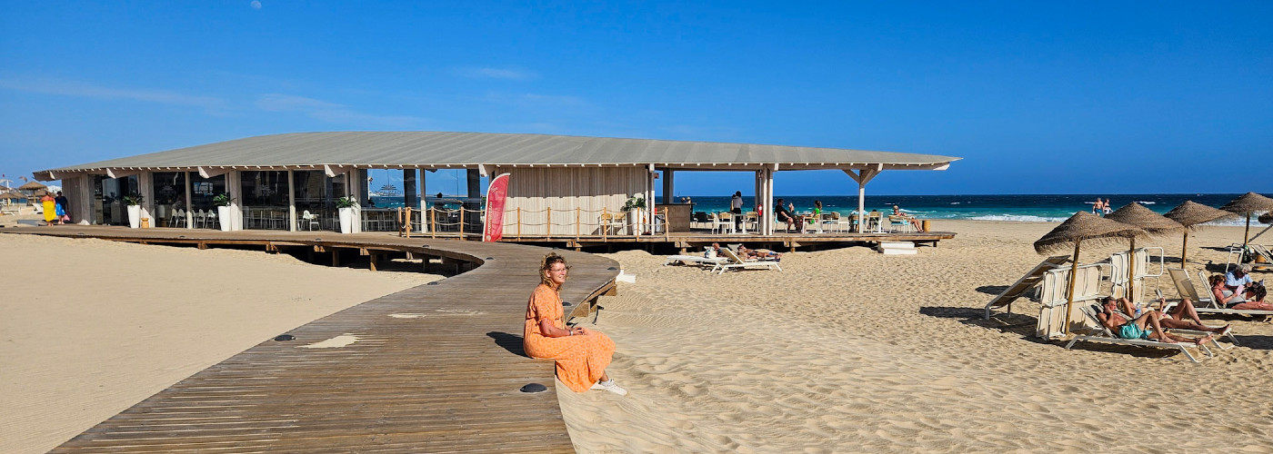 Sabine op het strand bij Royal Horizon Ponta Sino