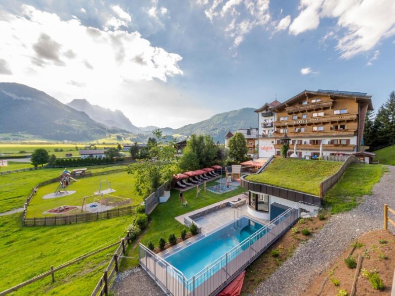 hotel met zwembad en speeltuin
