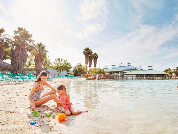 Een heus zandstrand bij Hotel Caribe Resort