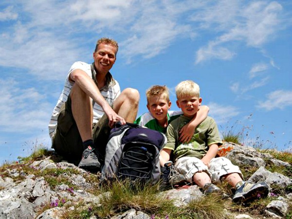 Vader en kinderen op de berg