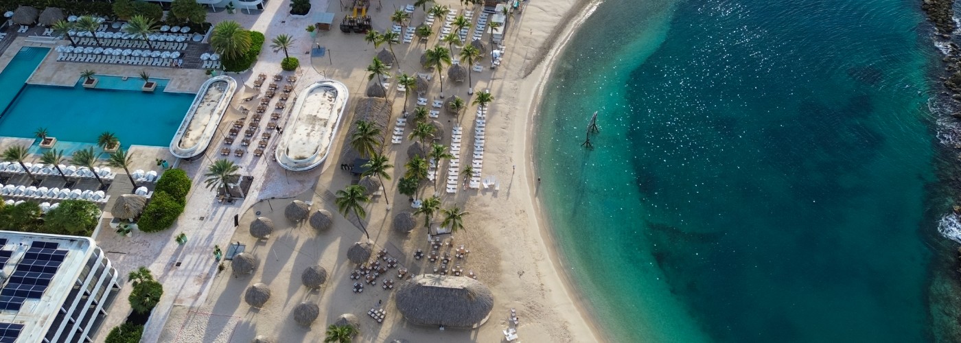 De zee en het strand van Mangrove beach direct achter the Rif op Curaçao