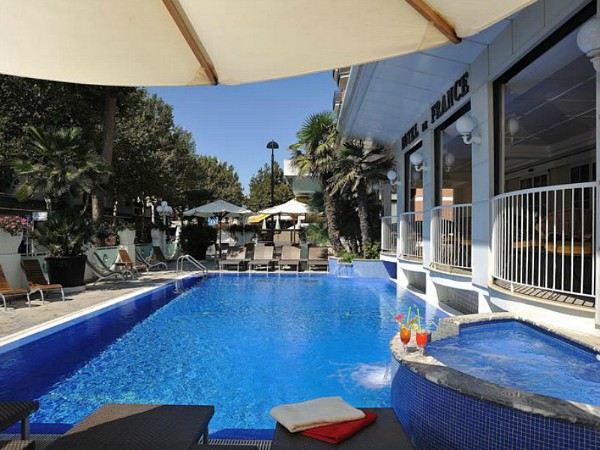 zwembad bij hotel