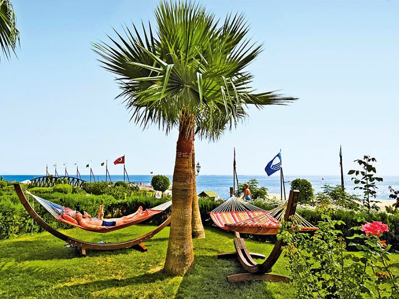 Hangmatten met uitzicht op zee bij Fame Residence Hotel