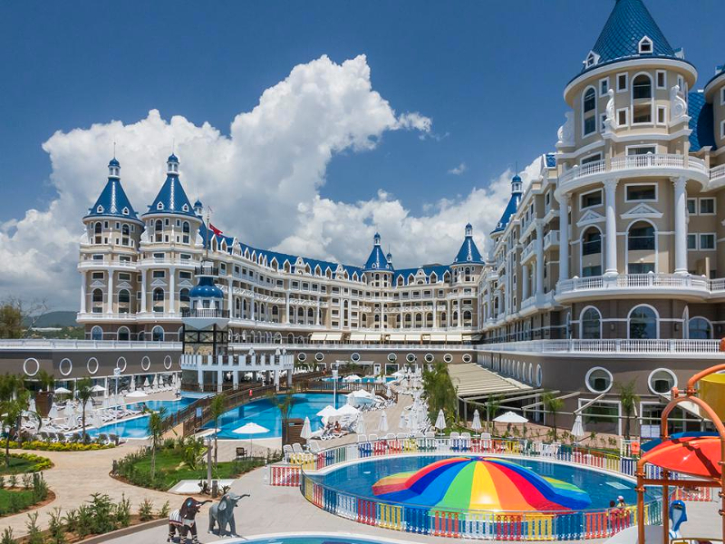 Het kindvriendelijke en vrolijk gekleurde Haydarpasha Palace hotel in Alanya