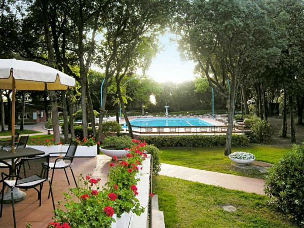 tuin en zwembad van hotel I Lecci