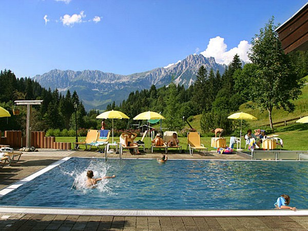 Het buitenbad met uitzicht op de bergen