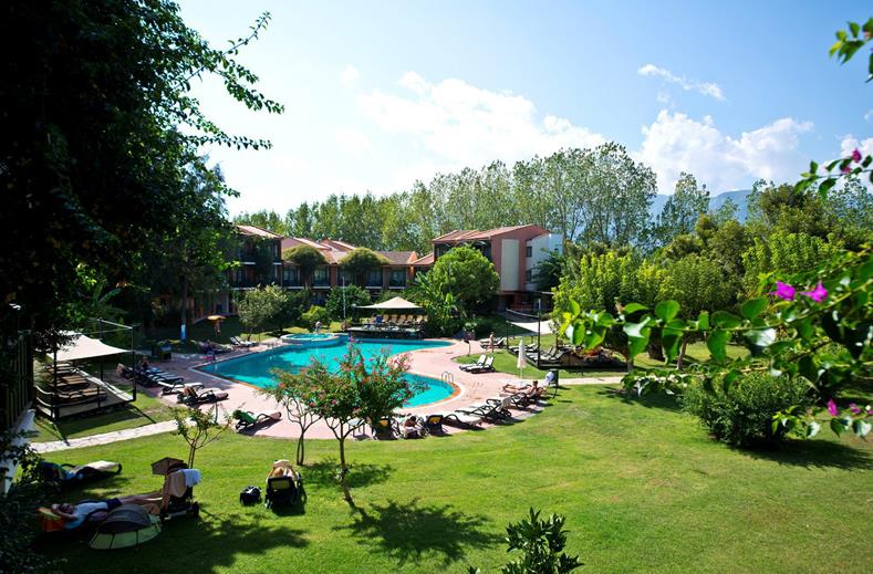 De mooie lommerrijke tuin van Hotel Limak Limra