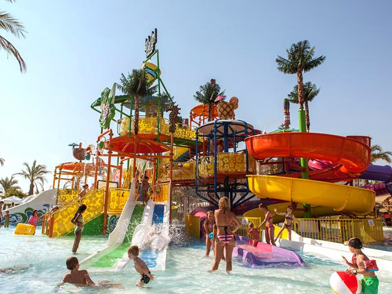 De leuke glijbanen voor jonge kids in het Long Beach Resort