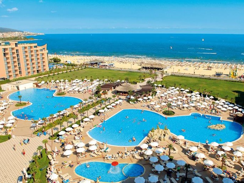 Hotel met zwembad aan het strand.