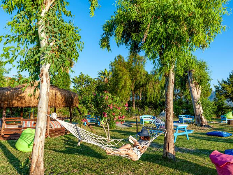 Heerlijk genieten in de mooie tuin van hotel Portakal