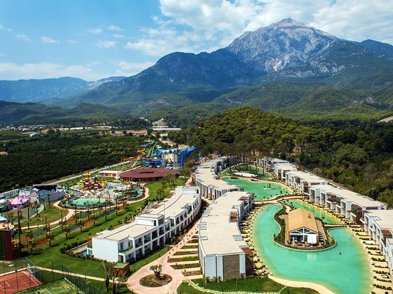 Waterpark aan de voet van het imposante Taurusgebergte bij Hotel Rixos Premium Tekirova