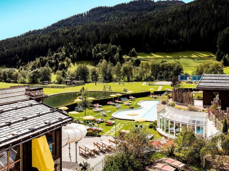 hotel met utizicht op de bergen