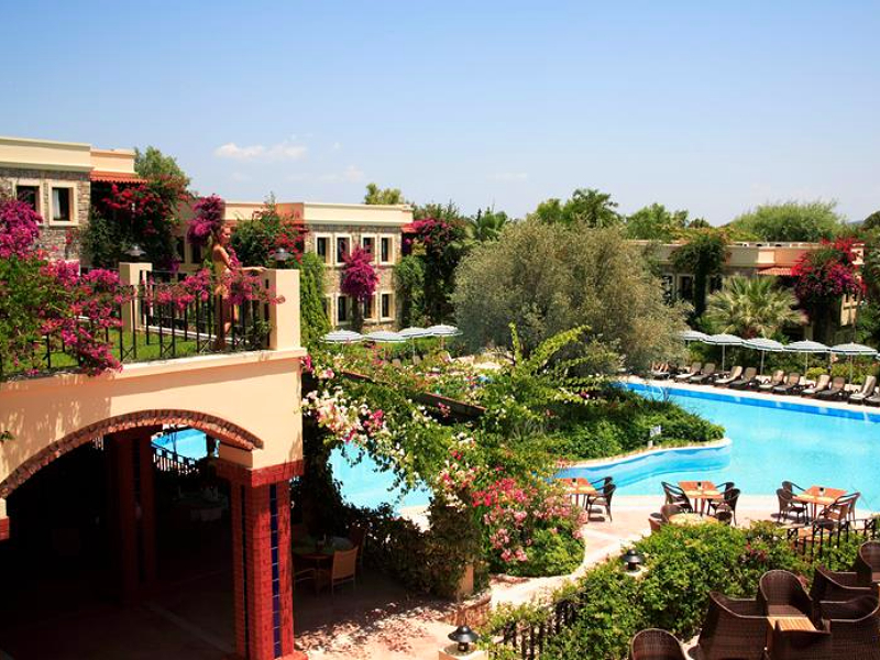 Het zwembad van hotel Zeytinada ligt tussen de prachtige villa's en tuin.