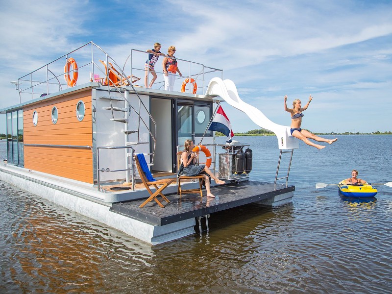 Fun op de glijbaan van de woonboot