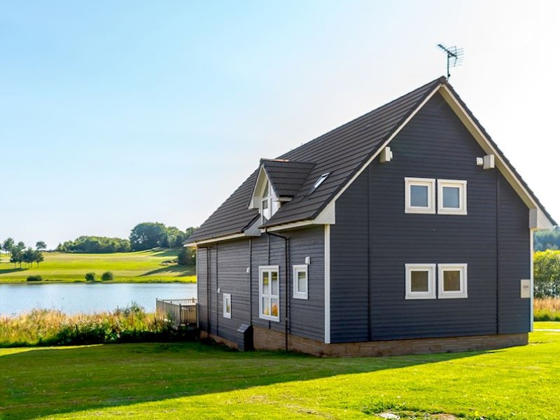 Huisje aanhet meer bij Landal Piperdam