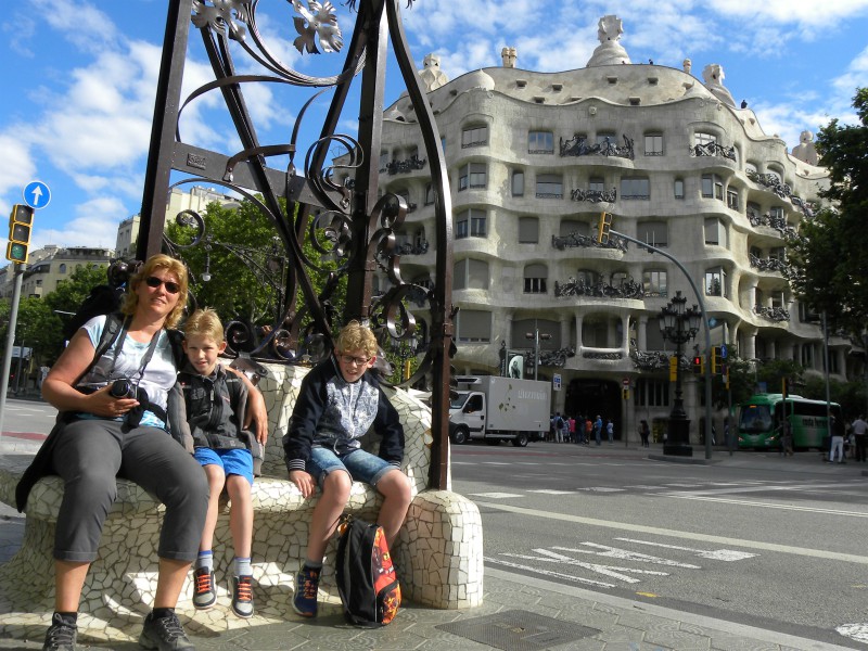 Bij één van de huizen van Gaudi