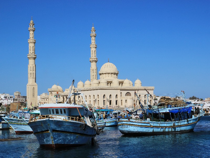 Bootjes in het water bij het toeristische plaatjse Hurghada aan de Rode Zee in Egypte