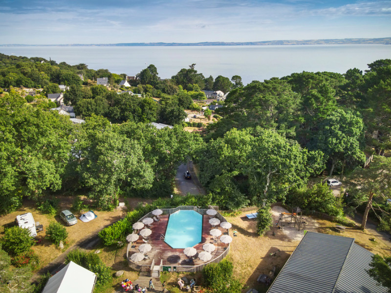 Huttopia Douarnenez zwembad, camping  en uitzicht op zee vanuit de lucht