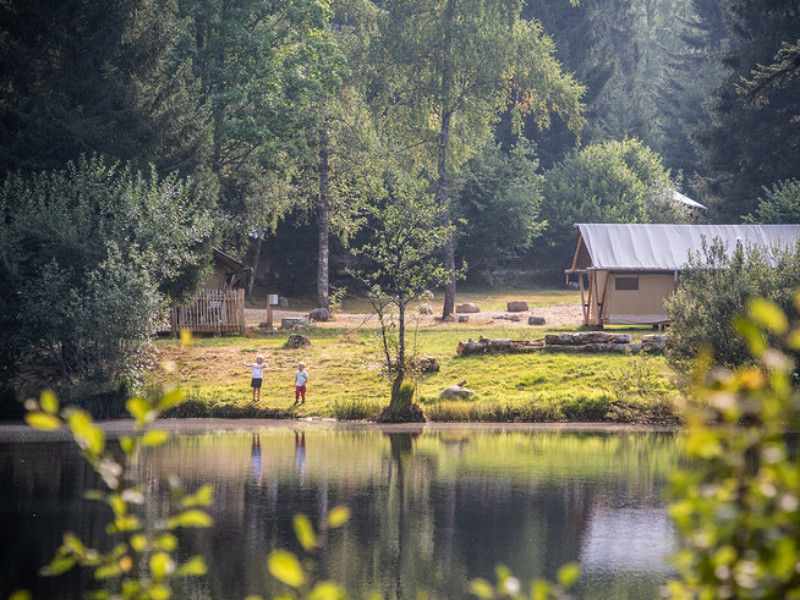 Huttopia Fôret des Vosges meertje met tenten