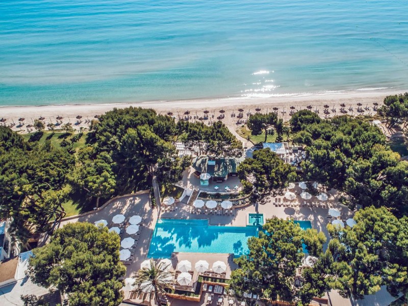 Luchtfoto van zwembaden en strand bij Iberostar Selection Playa de Muro