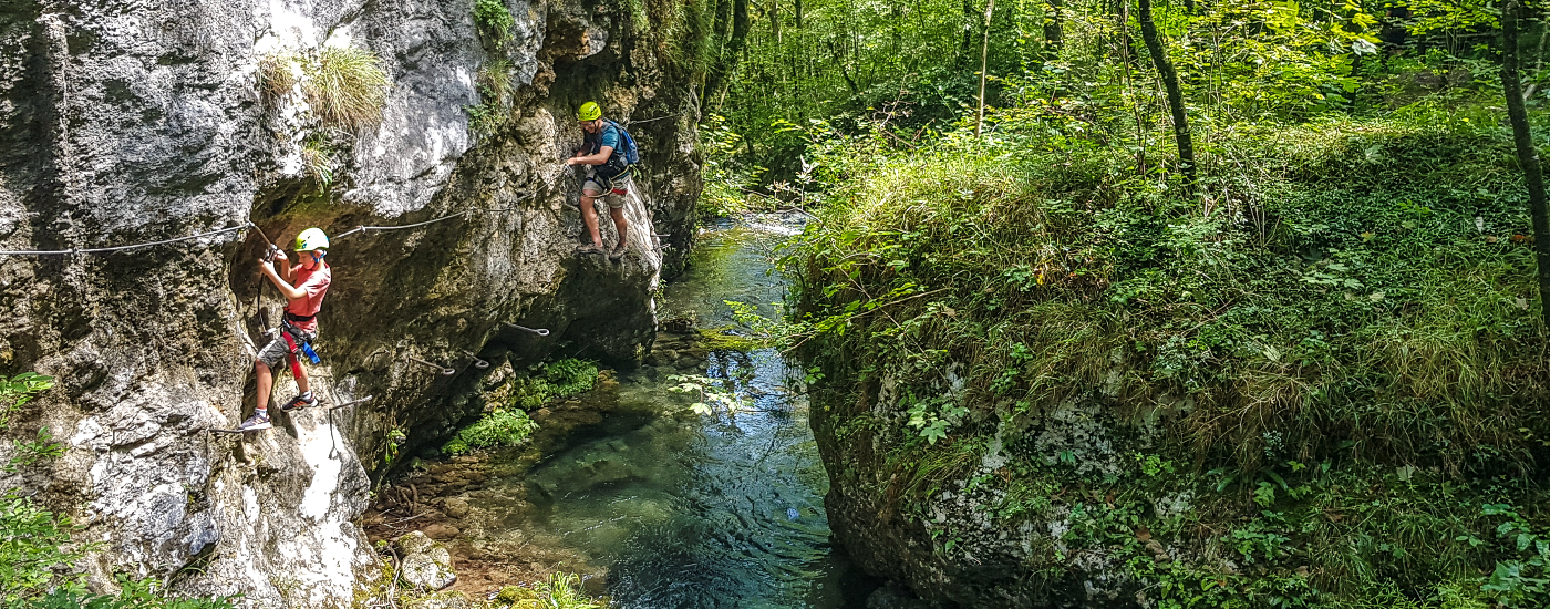 Tycho en Patrick klimmen tijdens een actieve vakantie aan het Idromeer in Italië