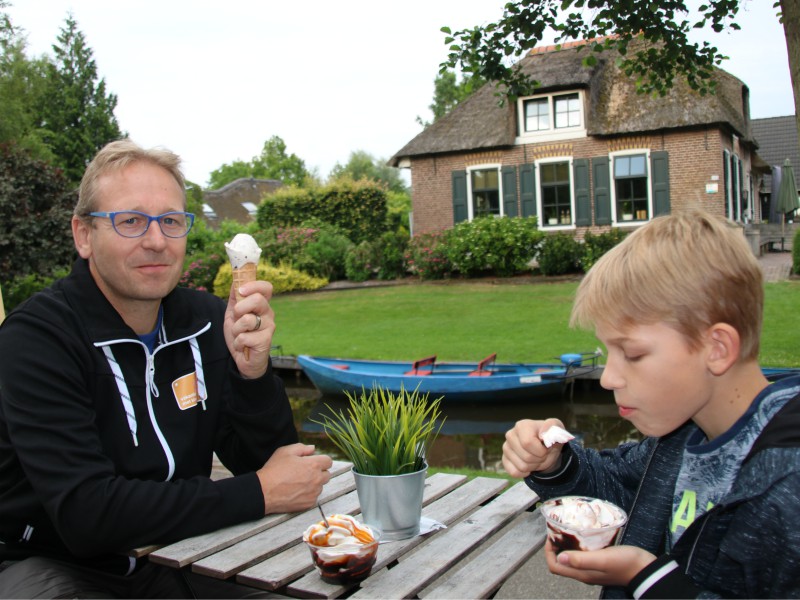 Heerlijke ijsjes op het terras in Giethoorn
