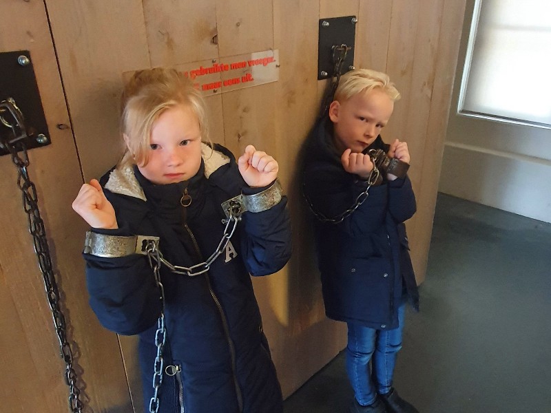 In Veenhuizen vind je het nationaal gevangenismuseum. Hier kunnen de kinderen in een boevenbus, speuren door het museum en natuurlijk echte cellen bezoeken.