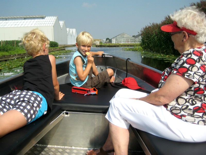 Tochtje met opa en oma in een fluisterbootje