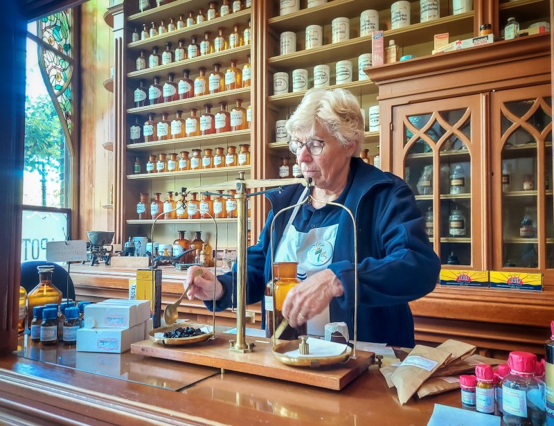 Mw in de apotheek dropjes aan het afwegen