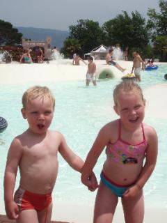 Shannon en Finn vermaken zich eindeloos in het zwembad
