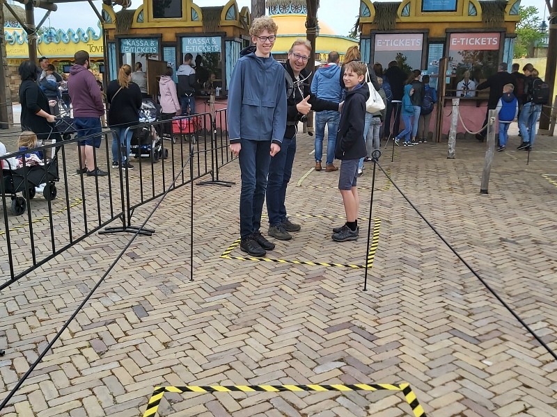 Anderhalve meter afstand in de wachtrij bij Toverland Anderhalve meter afstand in de wachtrij bij Toverland