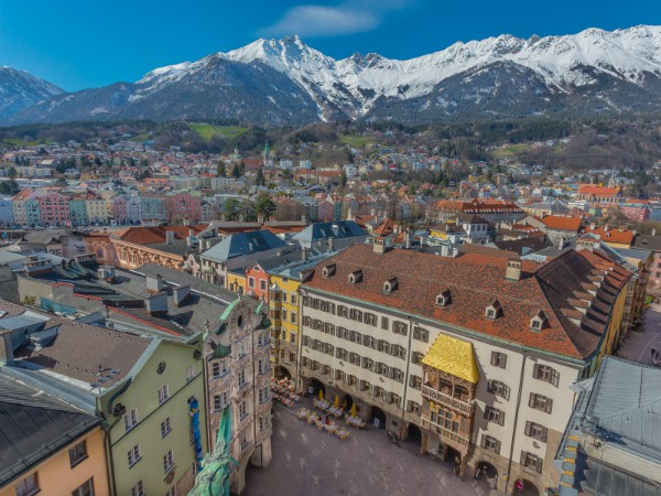 Innsbruck met de bergen op de achtergrond