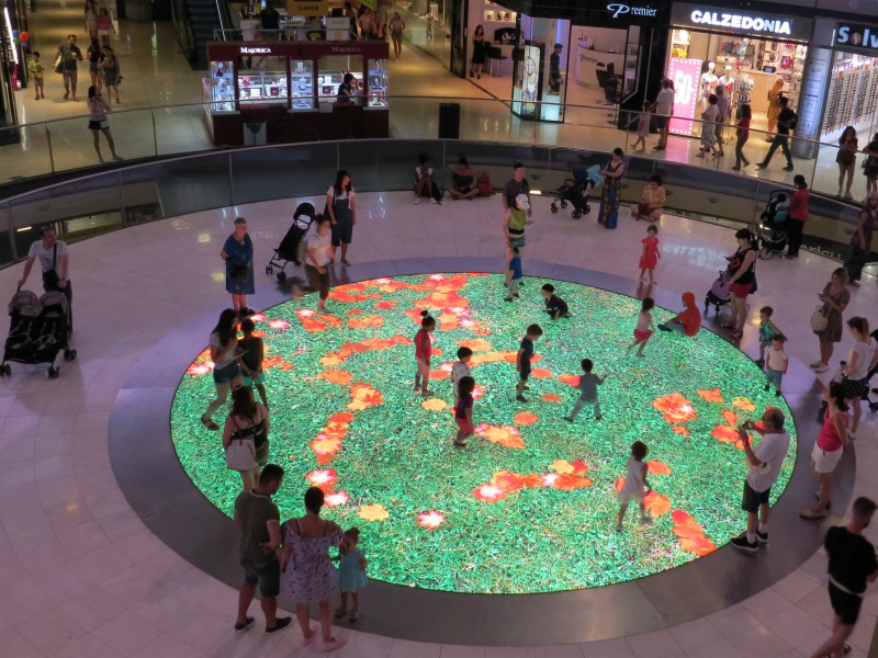 Een leuke interactieve vloer in winkelcentrum Arenas de Barcelona