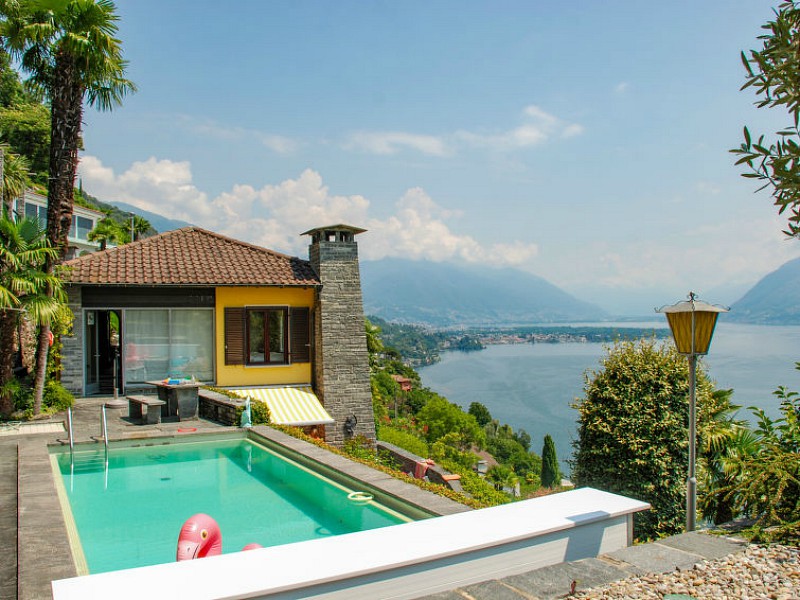 Vakantiehuis met zwembad met uitzicht op Lago Maggiore