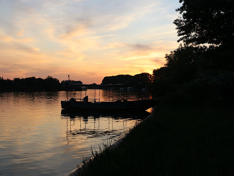 De vissersboot bij zonsondergang