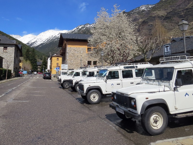 De jeeps staan klaar om het National Park Aigüestortes in te rijden