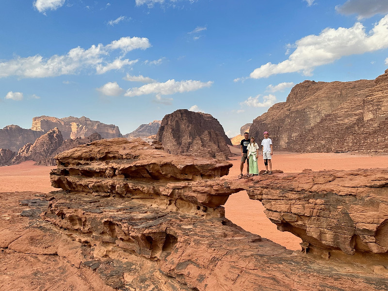 Gezin in Wadi Rum in Jordanië