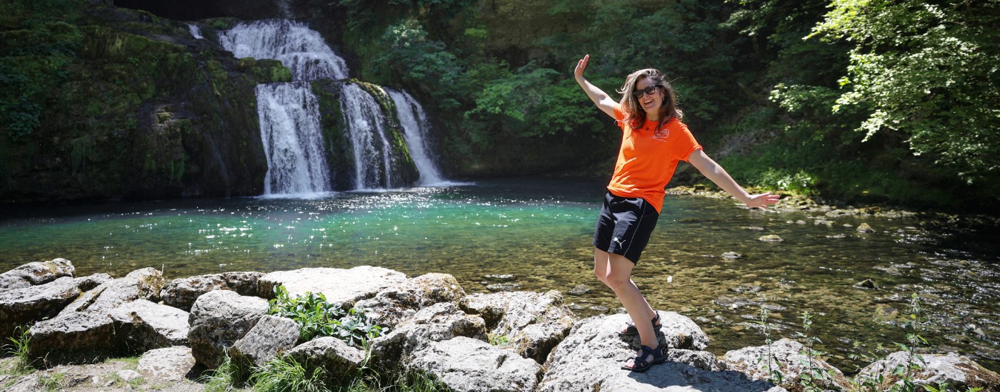 Elisabeth bij de Lison waterval op de Courbet Trails in de Jura