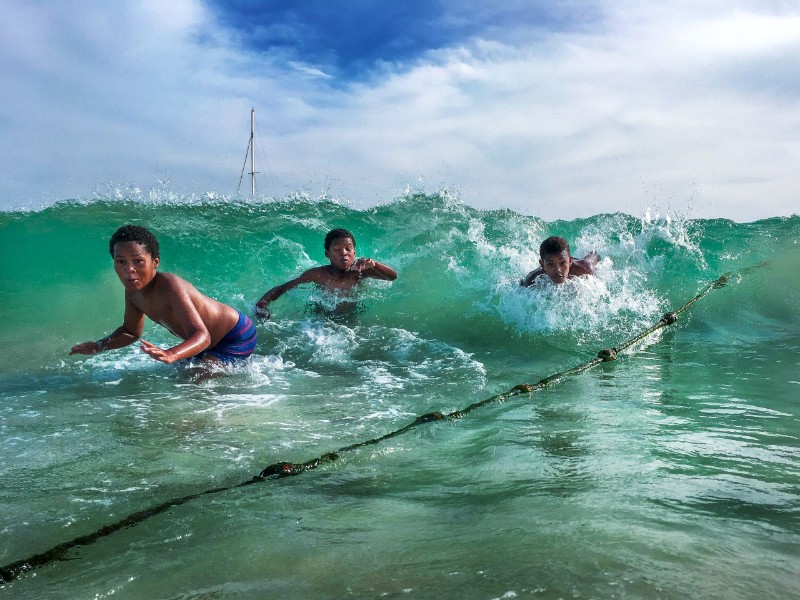 kinderen zwemmen in de zee
