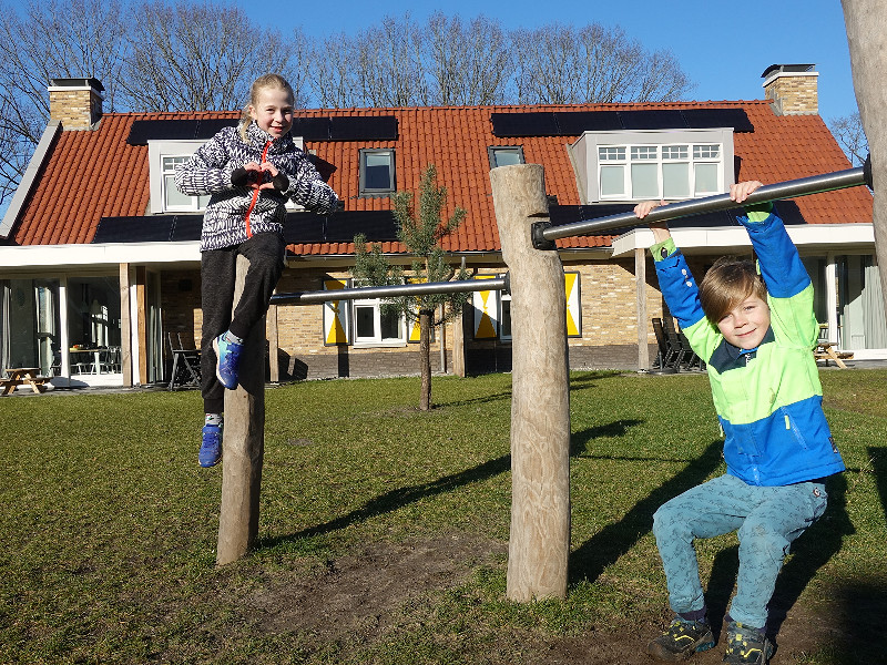 Duuk en Lara in de Speelltuin bij de bungalows van Landal Kaatsheuvel