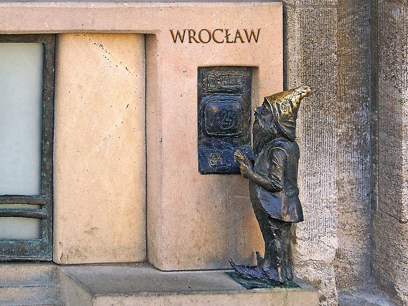 Eén van de vele bronzen kabouters in Wroclaw