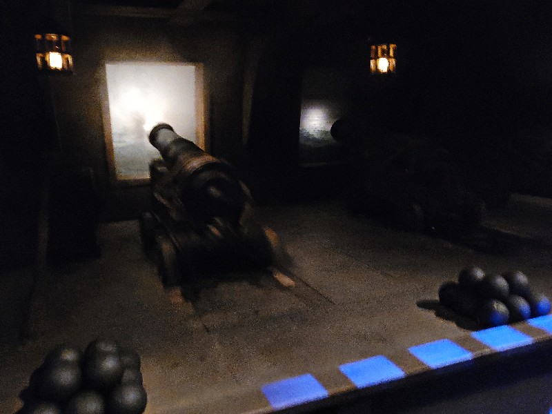 Kanonnen worden afgeschoten in het schip La Pérouse