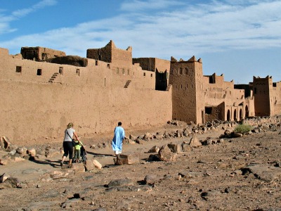 We krijgen een rondleiding langs en door een Kasbah in de Draa vallei