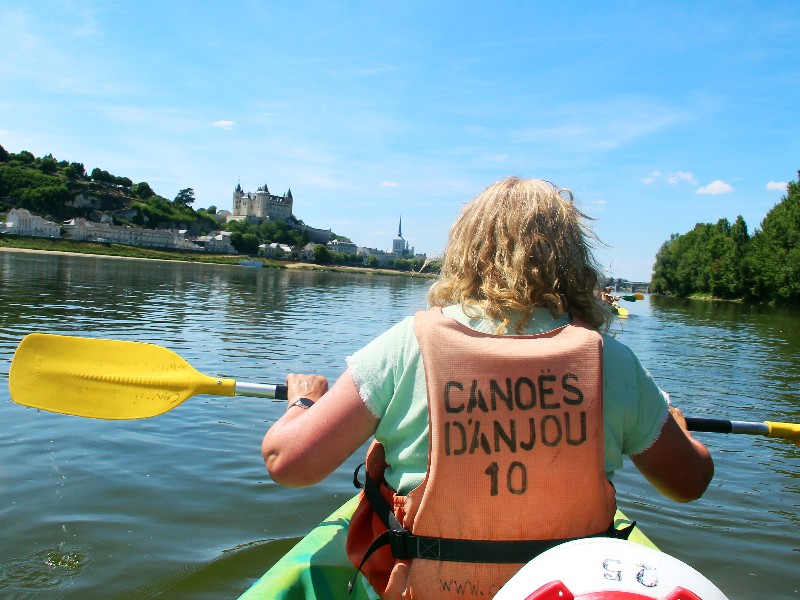 In de kano langs het kasteel van Saumur
