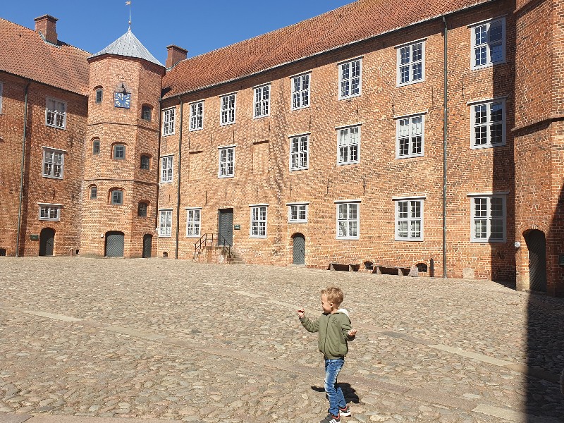 Op de binnenplaats van Kasteel Sønderborg