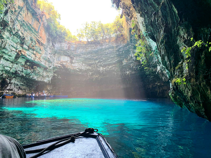 Varen door grotten met helder blauw water op Kefalonia