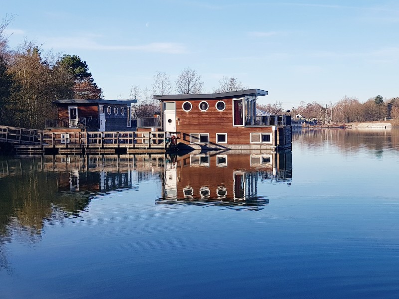 Vanuit de woonboot zo het water op met het hele gezin!