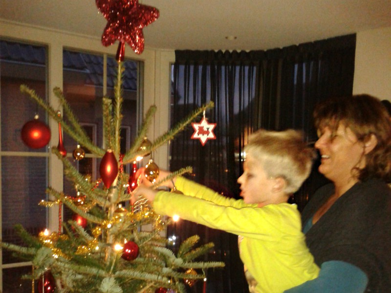 Samen de kerstboom optuigen