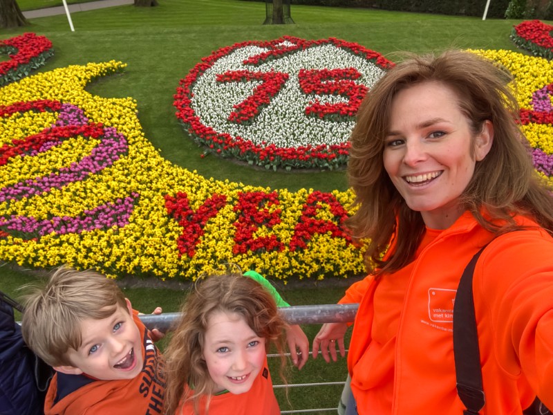 Elisabeth en haar kinderen tijdens het 75-jarig bestaan van de Keukenhof