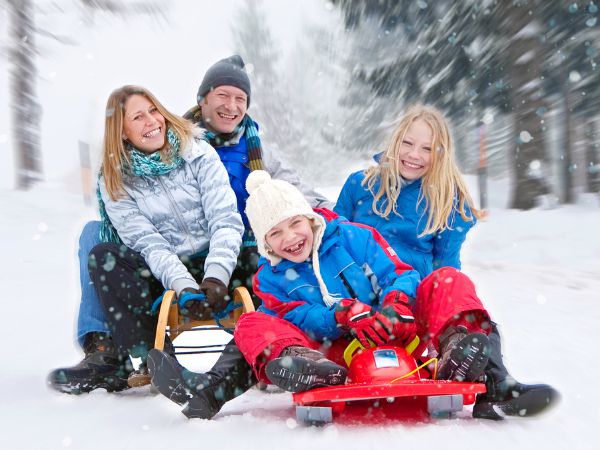 Pret in de sneeuw met het hele gezin